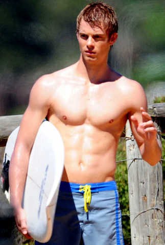 SHIRTLESS ACTORS : 20 shirtless pictures of Hottie Luke Mitchell