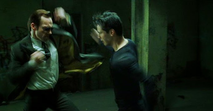 Битва нео. Нео агент смит матрица 1999. Матрица бой нео и смита. Киану ривз матрица мистер андерсон. Нео против агентов смитов.