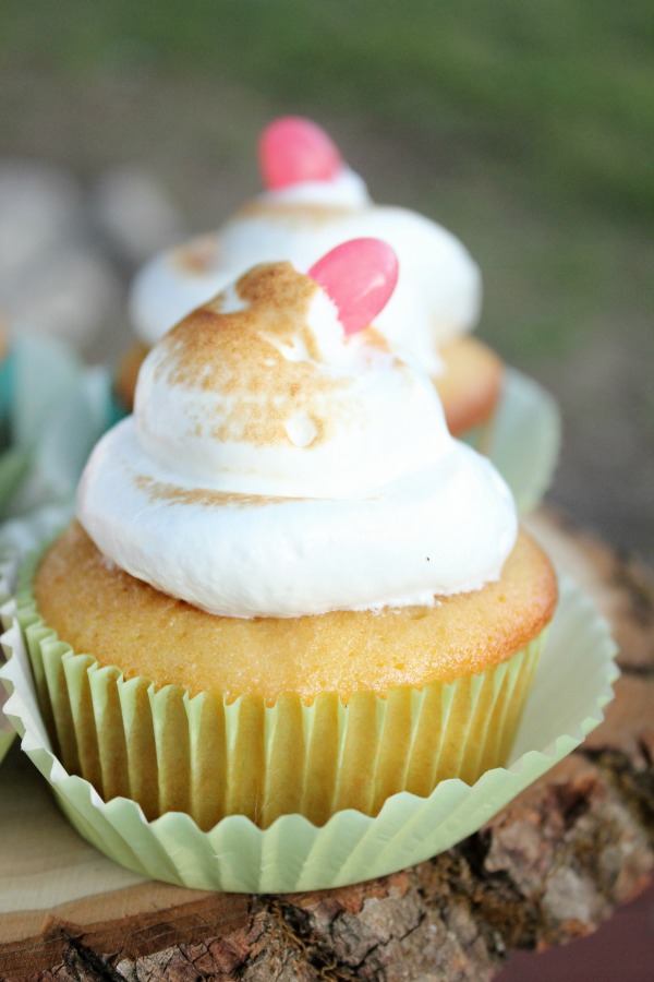 These tres leches cupcakes are the perfect cupcake for your Easter or Pascua celebration! They are light, moist and so insanely delicious!  #SweeterPascua #MyColectiva #ad
