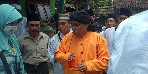 Tukang Jahit yang Membuat Jubah Dimas Kanjeng Kini Jadi Buron Tukang Jahit yang Membuat Jubah Dimas Kanjeng Kini Jadi Buron
