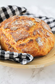 This no-knead cheddar artisan bread is perfect for beginners, and tastes amazing! It has a chewy crust, a tender middle, and a fantastic cheddar flavor!