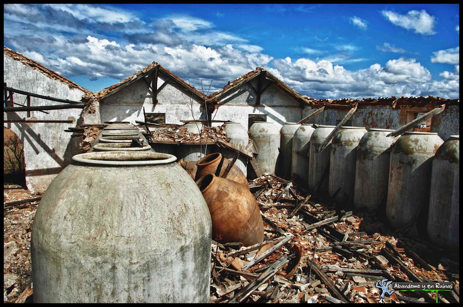 Abandono y en Ruinas: Bodega la Chimenea