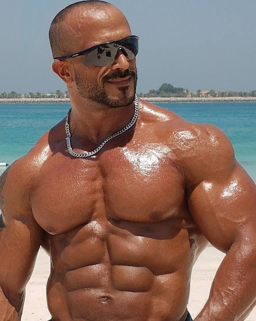 world bodybuilders pictures uae muscles builder posing at beach and in