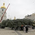 На Софійську площу в Києві привезли головну ялинку України