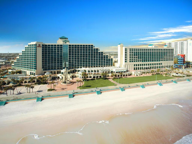 At the edge of the most famous beach in the world, in the center of Ocean Walk Village, Hilton Daytona Beach Resort surrounds you with new discoveries.