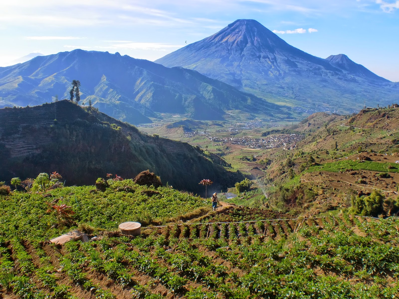 Gunung. West java indonesia. джава индонезия. гора хиэй. плато диенг ява.