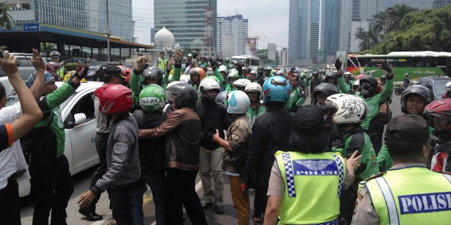 Setelah Demo Karena Tarif Diturunkan Sepihak. Ratusan Driver GO-JEK di Jakarta Demo Lagi, Ini Penyebabnya Setelah Demo Karena Tarif Diturunkan Sepihak. Ratusan Driver GO-JEK di Jakarta Demo Lagi, Ini Penyebabnya