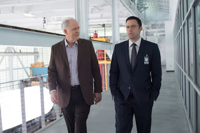 Ben Affleck and John Lithgow in The Accountant (9)