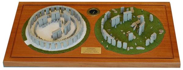 Las maquetas de Stonehenge realizadas por Lloyd Matthews: a la derecha, el famoso monumento megalítico en la actualidad. A la izquierda, su probable aspecto original.