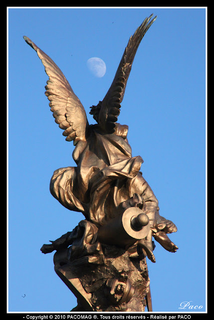 Statue place alsace Lorraine de Sedan et la lune