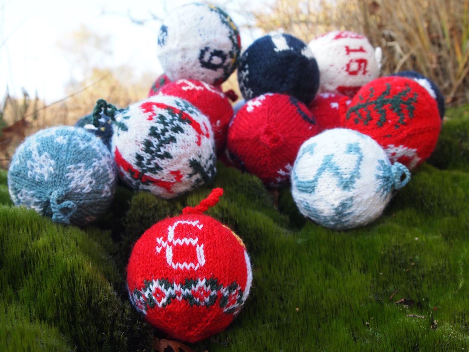 The Knitbitch Knitted christmas balls advents calendar