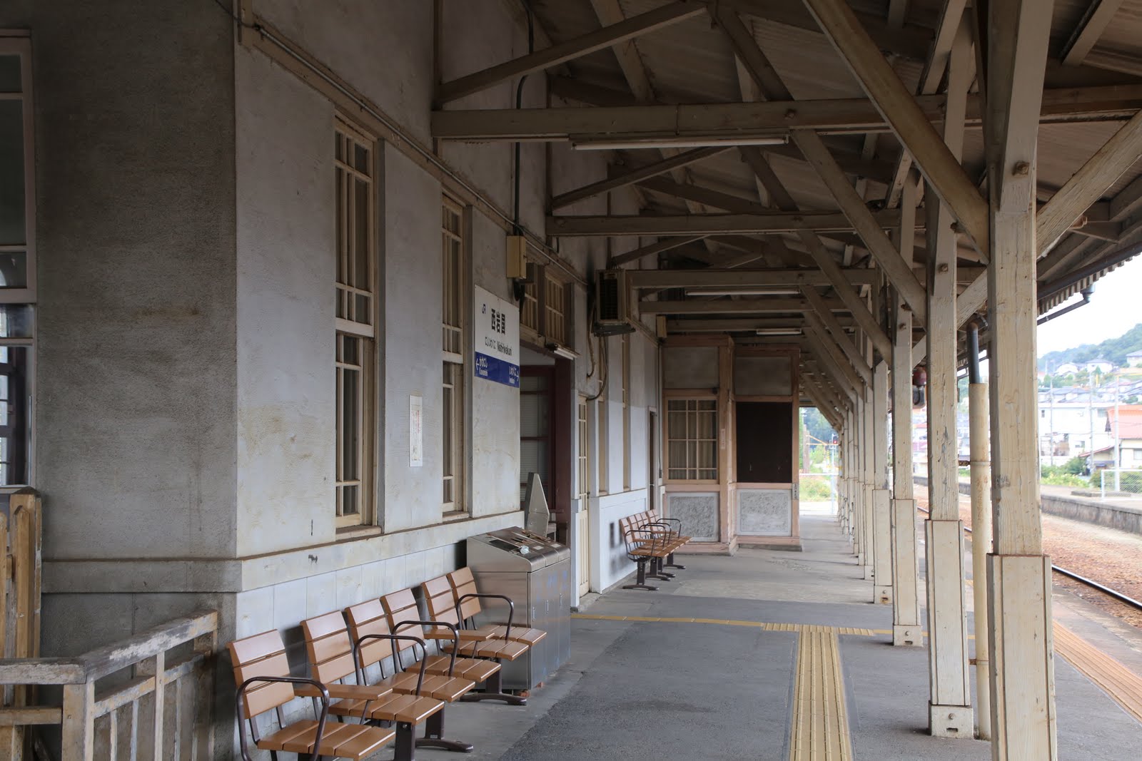 旅先で見つけた物: 過去の栄光を伝えるモダン駅舎