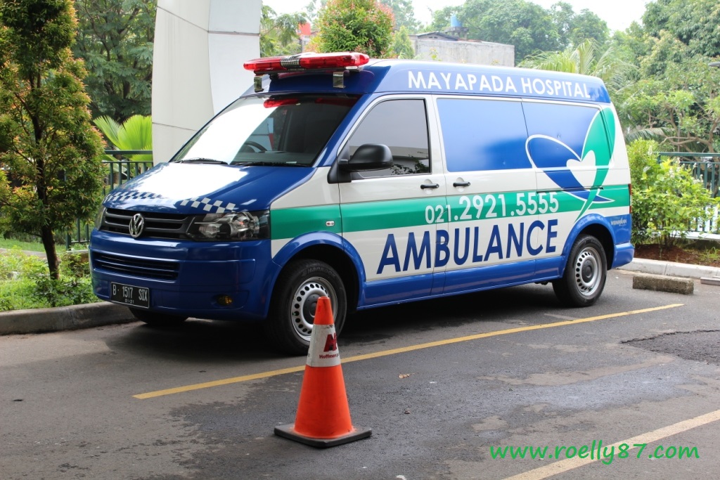 Mobil Ambulance yang stand by untuk membantu masyarakat