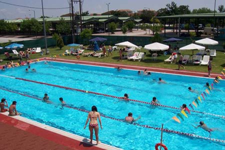 Τρόφιμα αντί εισιτηρίου στη Δημοτική Πισίνα Νεάπολης στη Λάρισα