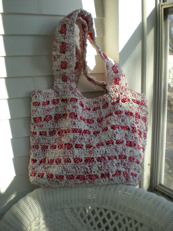 The Crochet Foyer: The Cutest Plarn Grocery/Beach Bag
