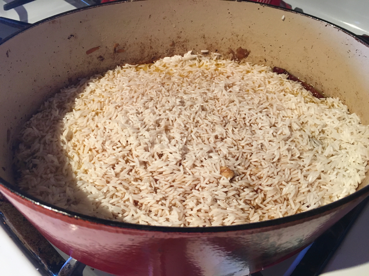 нарезанный лук в сковороде. рис на сковородке. рис на сливочном масле на сковороде. рис на сковороде рассыпчатый. рис на сливочном масле на сковороде.