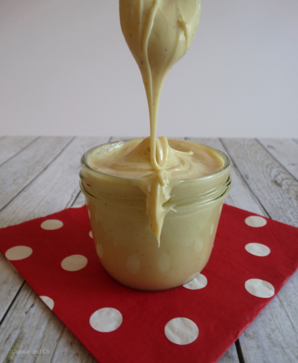 Eierlikörcreme mit weißer Schokolade • Cookie und Co