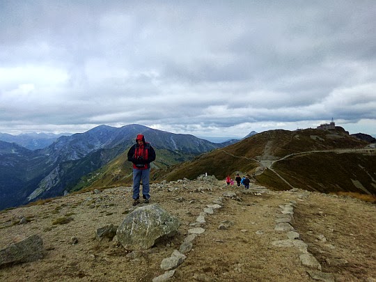 Szlak na Beskid. Z tyłu po prawej widać Kasprowy Wierch.