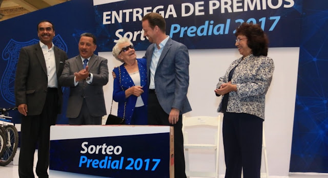 Luis Banck entrega premios del Sorteo Predial 2017