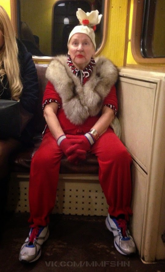 Смешно одетые люди в метро Смешно одетые люди в метро