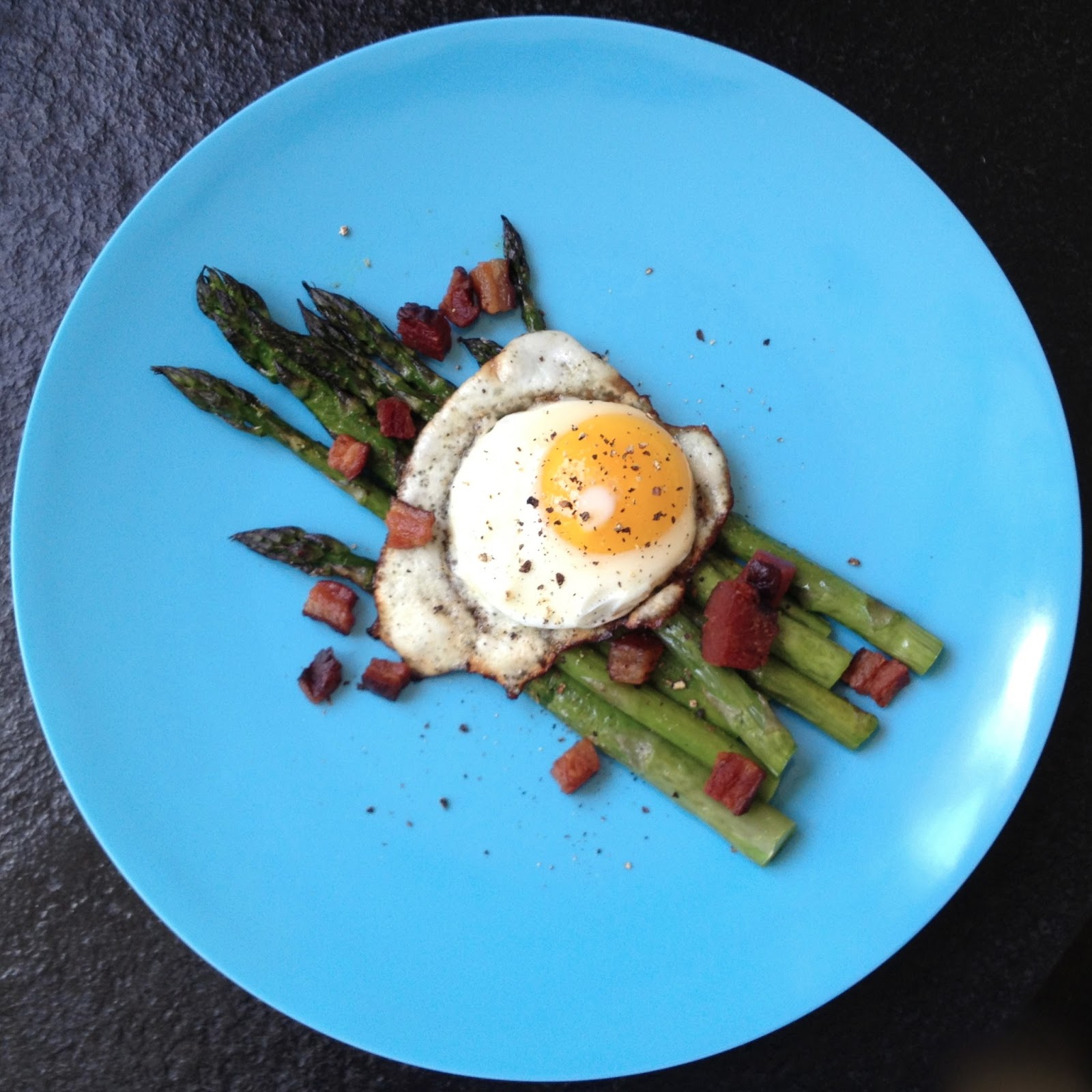 Asparagus with Lardons, a Fried Egg and Zensational Seasoning