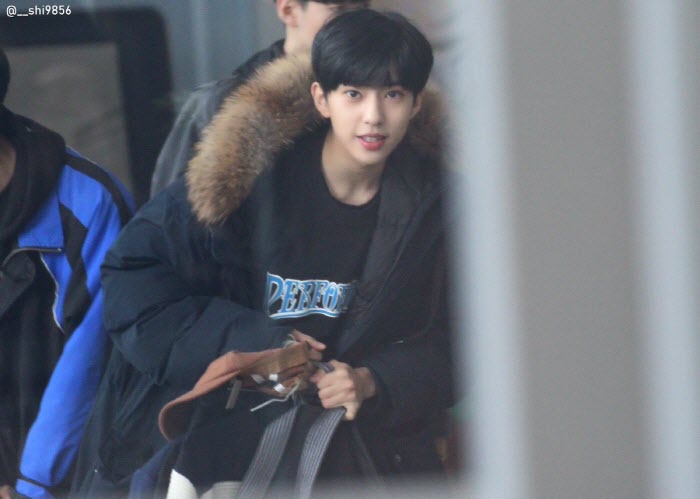 귀여운 얼굴에 반전 복근을 가지고 있는 신인 남돌들.jpgif | 인스티즈