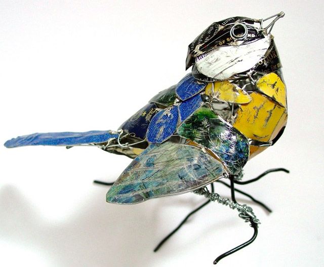 Pájaro hecho de aluminio y alambre grueso