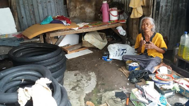 Suami Wafat 3 Tahun, Nenek 73 Tahun Ini Tegar Jalani Hidup Sebagai Tukang Tambal Ban Suami Wafat 3 Tahun, Nenek 73 Tahun Ini Tegar Jalani Hidup Sebagai Tukang Tambal Ban