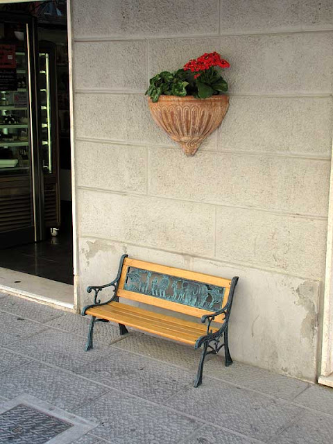 Small bench outside La Mela Stregata (The Bewitched Apple) ice cream shop, via Magenta, Livorno