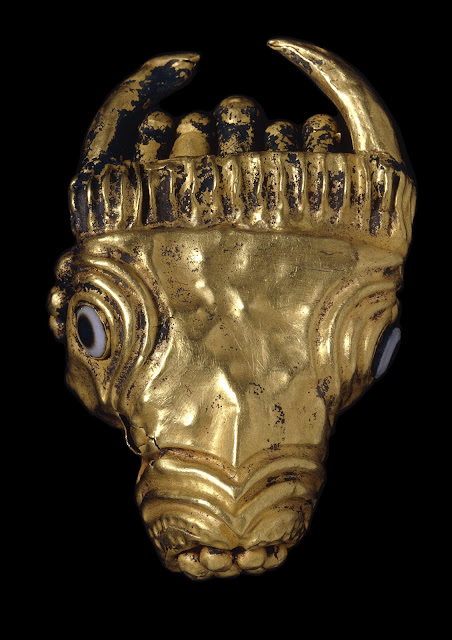 Золотая пряжка в виде головы быка. Глаза выполены из агата. Предоставлена для выставки в Базеле Британским музеем.