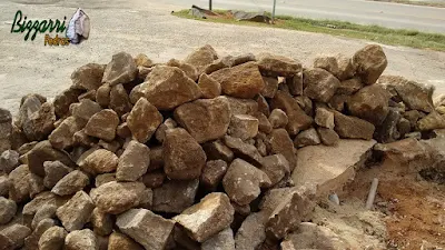 Pedra moledo com tamanhos variados e tom amarelado, para construção de torre de pedra.