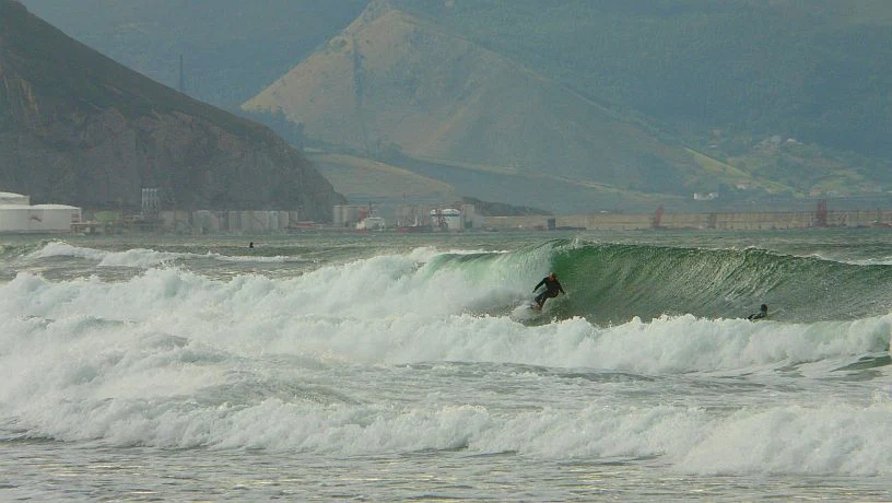 Surf en El Pasillo y el Peñón, playa de Atxabiribil, Sopelana