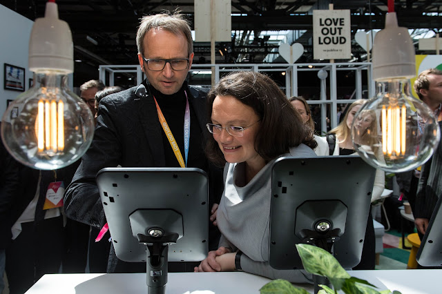 Foto von Google-Sprecher Ralf Bremer mit Bundesministerin Nahles