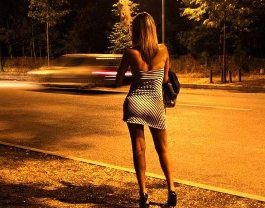 Девушки легких поведений есть. Булонский лес проституция. Булонский лес ночные бабочки. Девушки легкого поведения на дороге.
