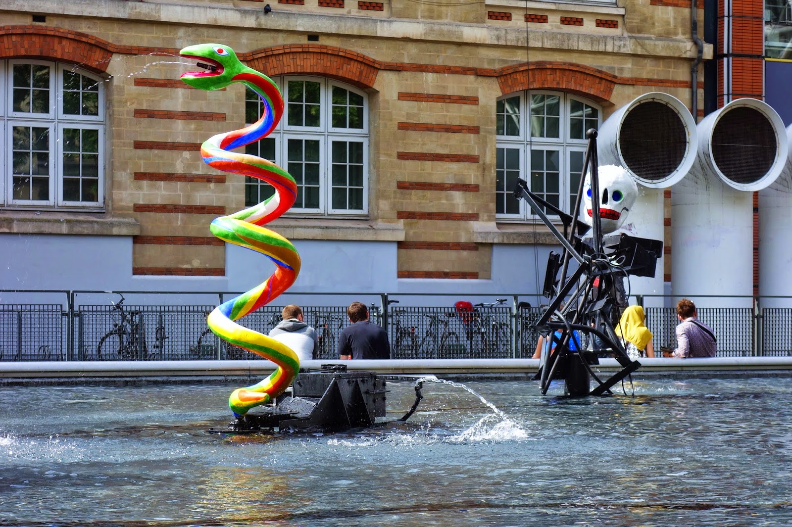 Paris Fontaine Stravinsky, une sculpturefontaine de Jean Tinguely et