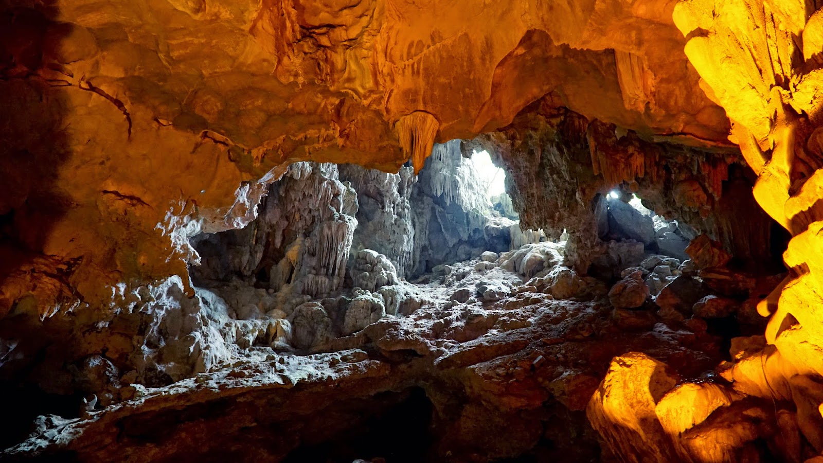 Cave opening at a different part of Thien Cung cave