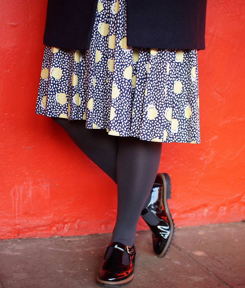 Clarks shoes and lemon print vintage dress edinburgh blogger, style blogger, Boya Shen, MoveIt Lookbook blogger, scottish fashion blogger