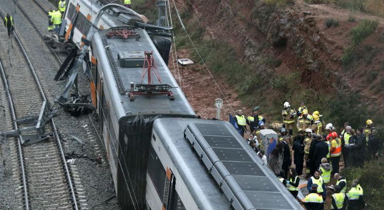 Trem com 150 passageiros descarrila e deixa um morto na Espanha