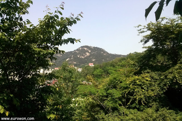 Montaña Inwangsan vista desde el monte Ansan