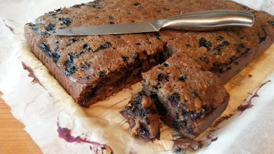 Gatitul cu si pentru copii: negresa cu afine, karob si fulgi de secara