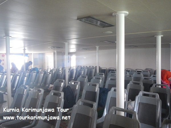 Tempat duduk inetrior kapal Ferry Siginjai