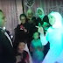 فيديو .. عروس تترجم كلمات الاغنية لعريسها الأصم
