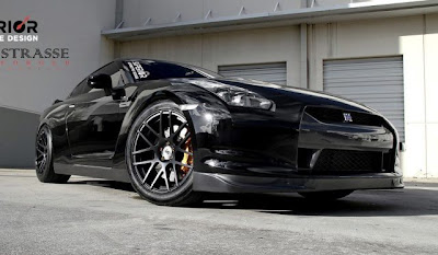 Strong Black Nissan GTR with Strasse Forged Wheels
