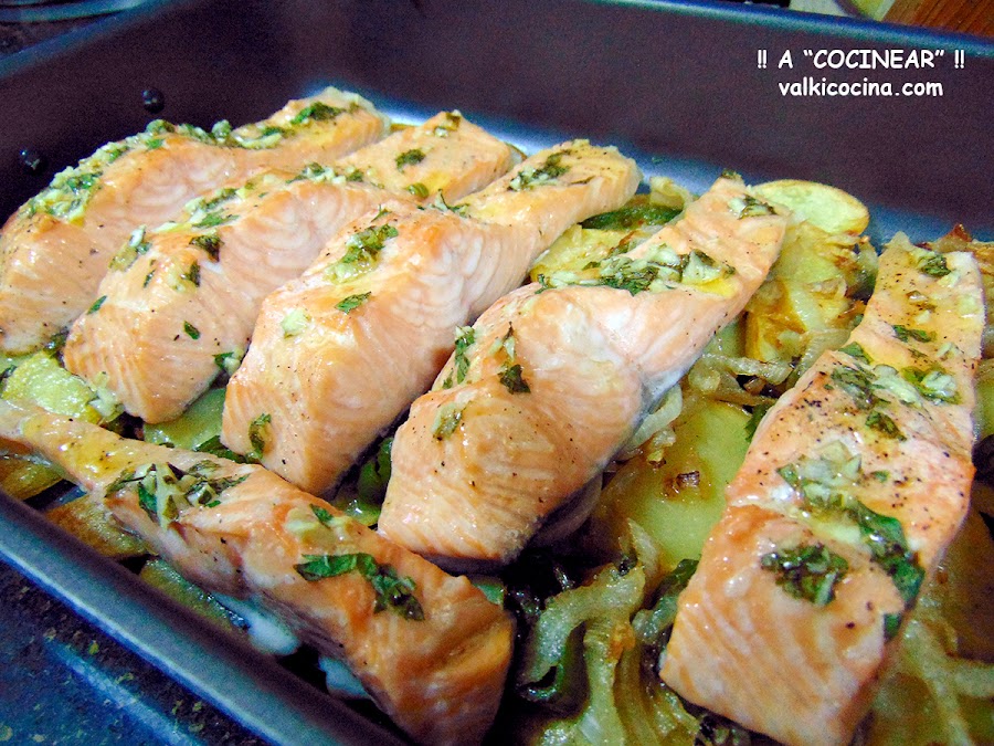 salmón al horno con patatas panaderas
