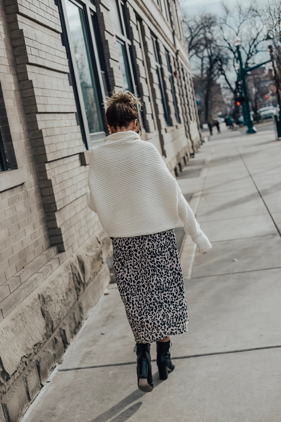 How To Style Oversized Sweater With A Leopard Skirt - Leah Behr