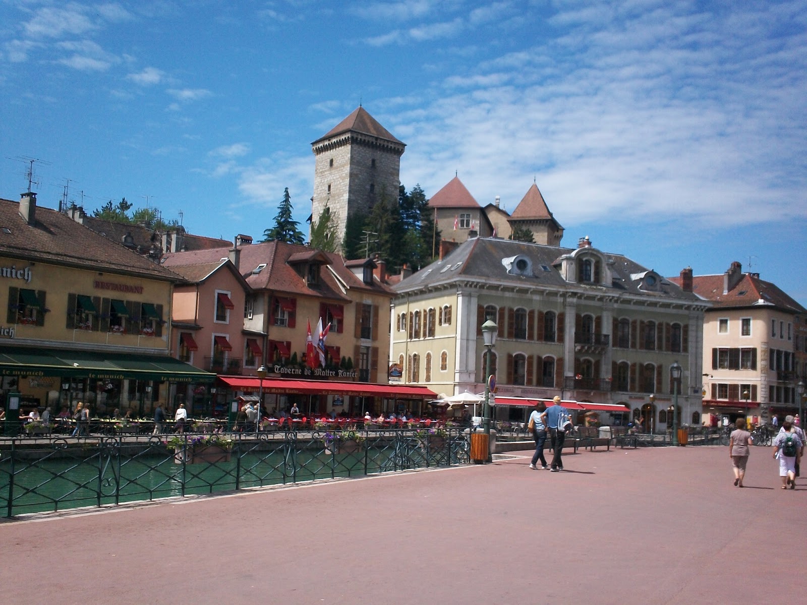 cautand omul Annecy