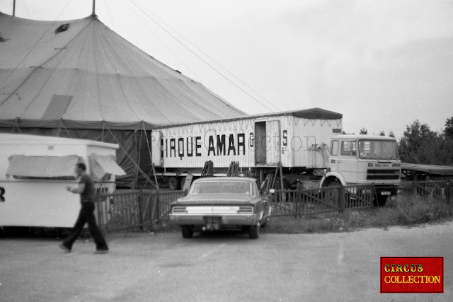 grand camion semi pour le transport des gradins du cirque 