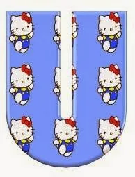 Alfabeto de Hello Kitty vestida de azul en fondo celeste U.