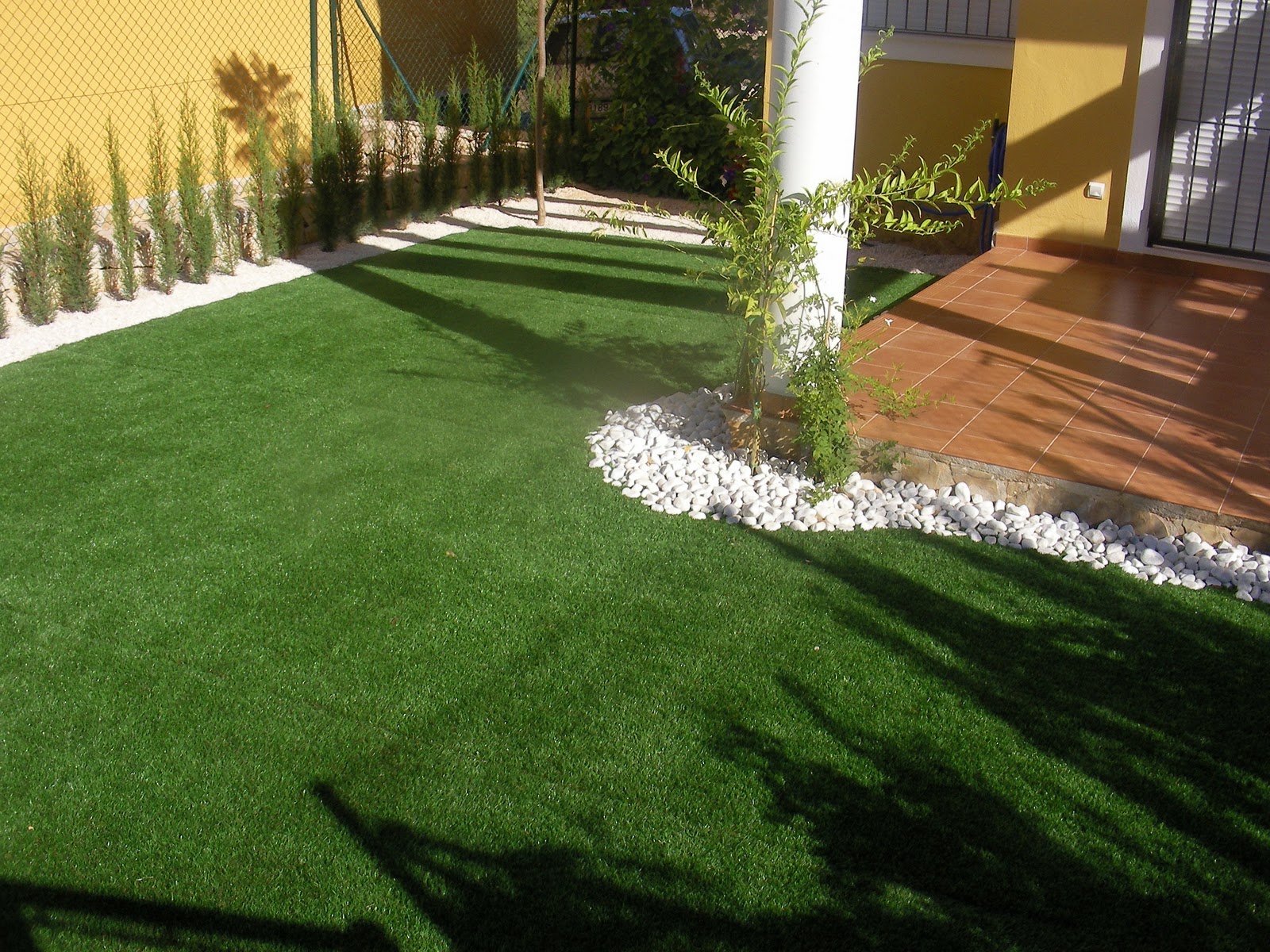 IDEAGARDEN: JARDIN CON CESPED ARTIFICIAL EN CALPESOL