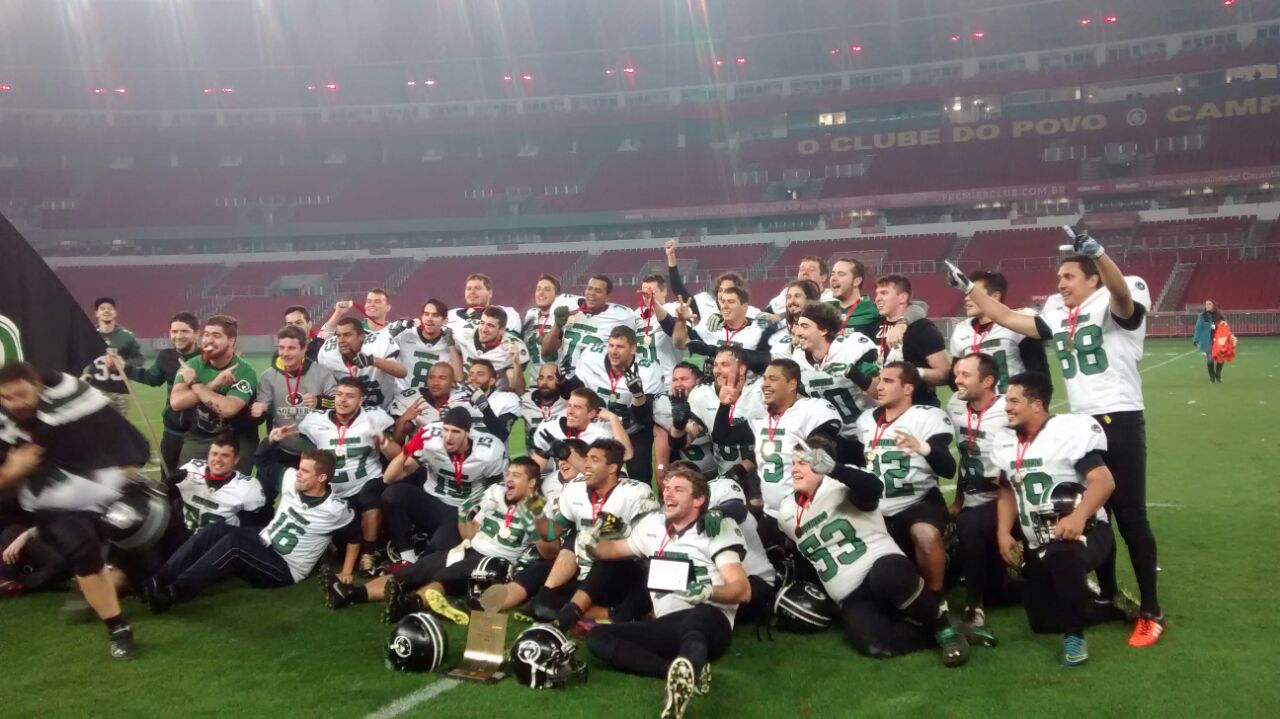 PORTO ALEGRE - RS - 18/06/2016 - FUTEBOL AMERICANO GAUCHO 2016, JUVENTUDE  FA X SANTA MARIA SOLDIERS - jogador do Juventude FA disputa lance com  jogador do Santa Maria Soldiers durante partida